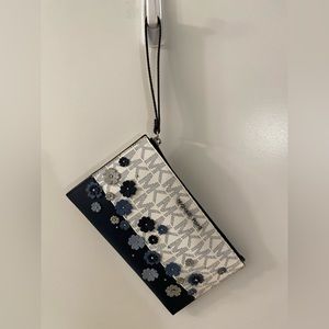 Michael Kors, large wrestler